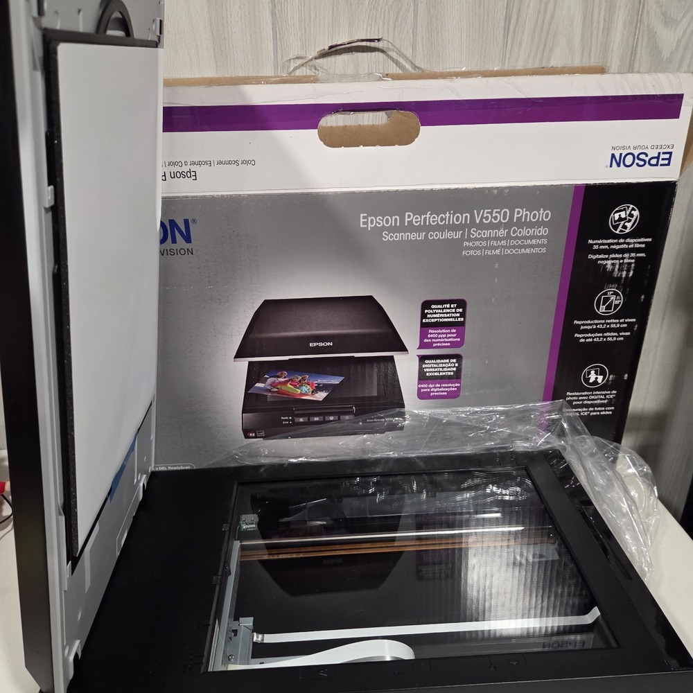 Epson V550 Photo Color Scanner in Box with Film Adapters. Mint Condition. Tested - Picture 4 of 6